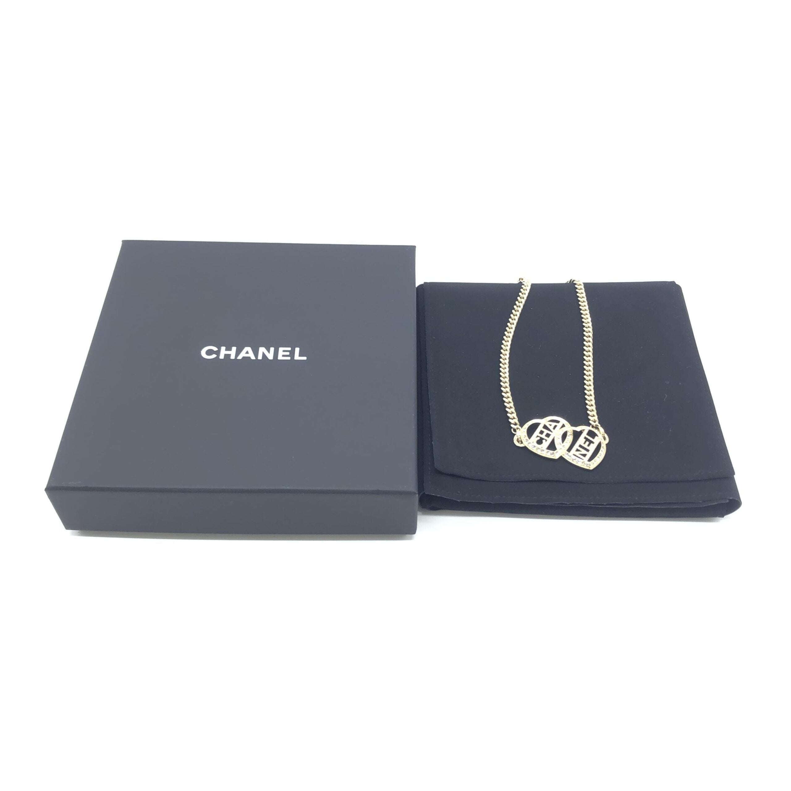 Goudkleurige Chokerketting Met Hartje En Logo