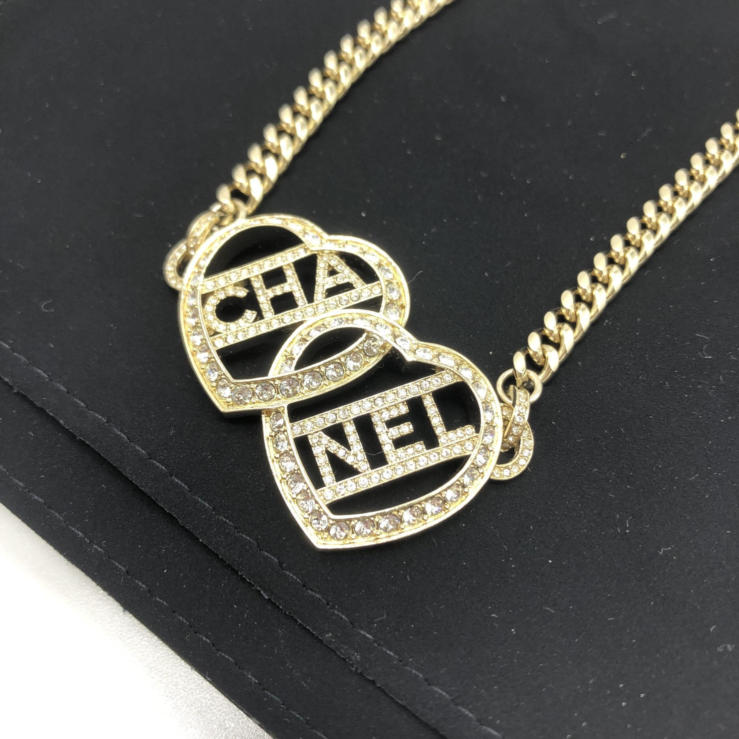 Goudkleurige Chokerketting Met Hartje En Logo