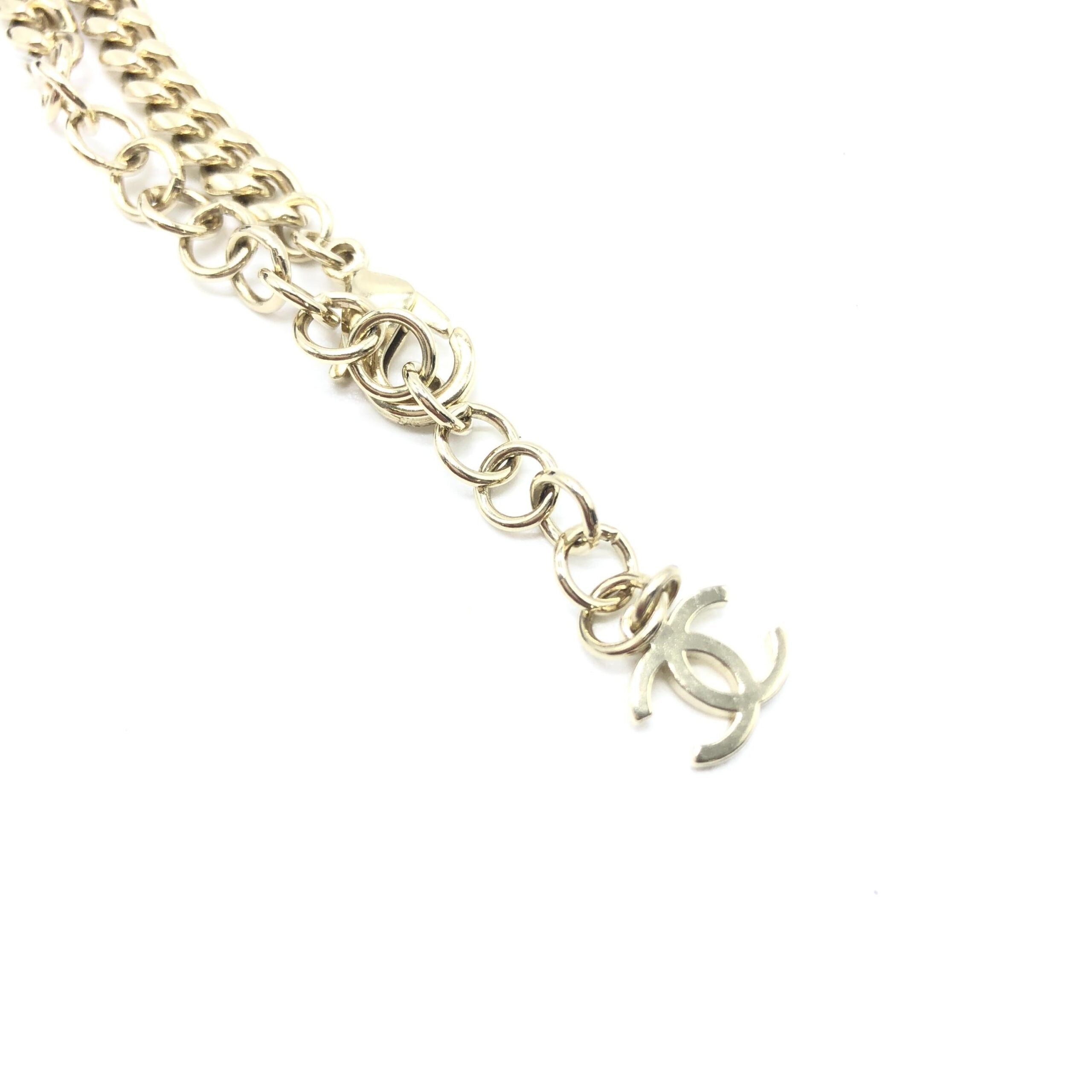 Goudkleurige Chokerketting Met Hartje En Logo