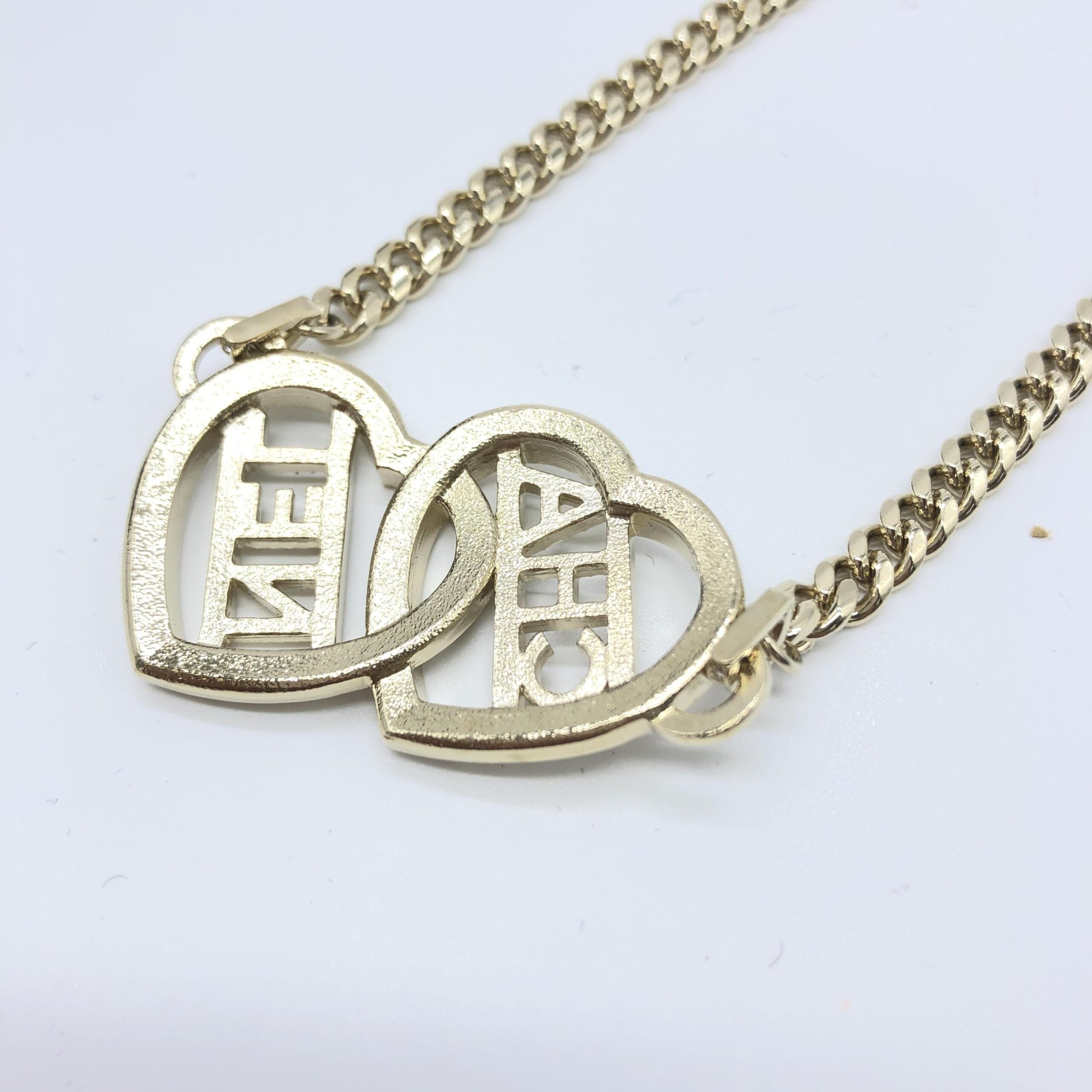Goudkleurige Chokerketting Met Hartje En Logo