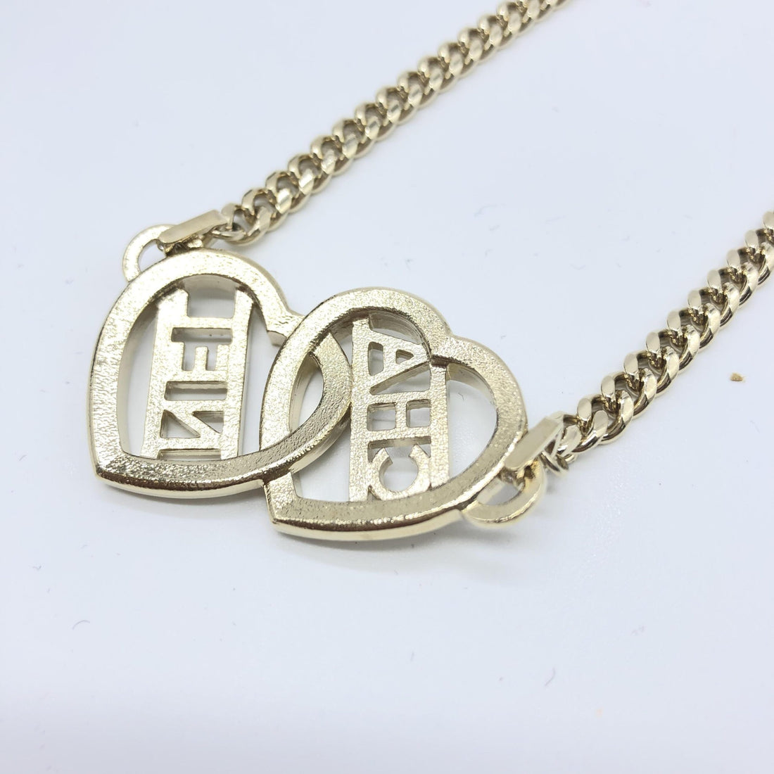 Goudkleurige Chokerketting Met Hartje En Logo