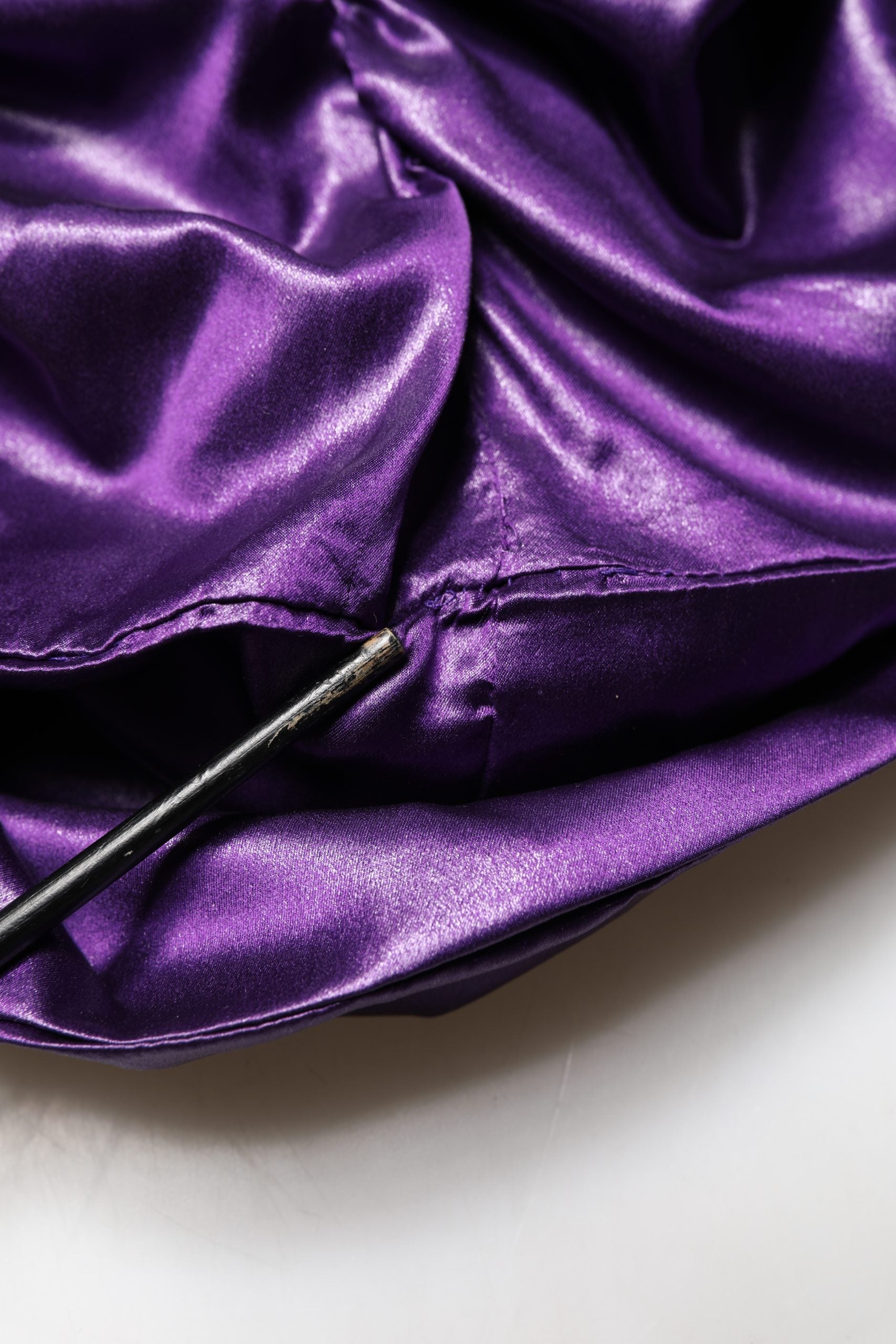 Metallic Paarse Mini Jurk Met Lange Mouwen En Uitsneden