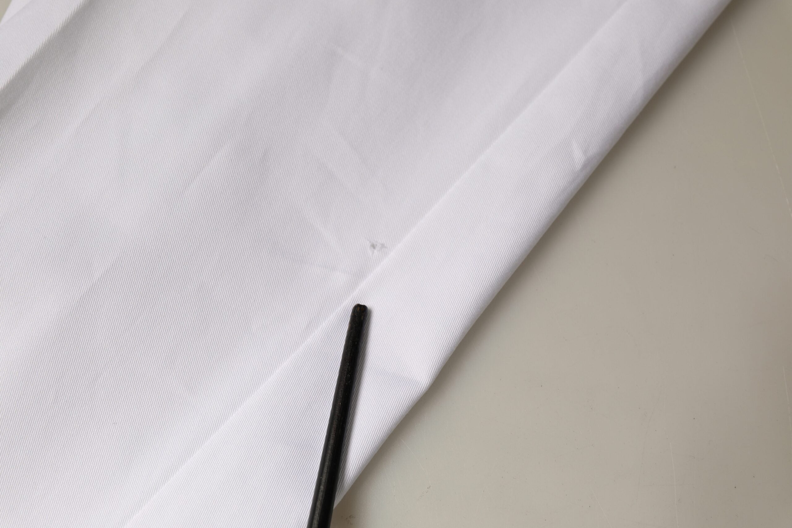 Witte katoenen spijkerbroek met taps toelopende pijpen en middelhoge taille