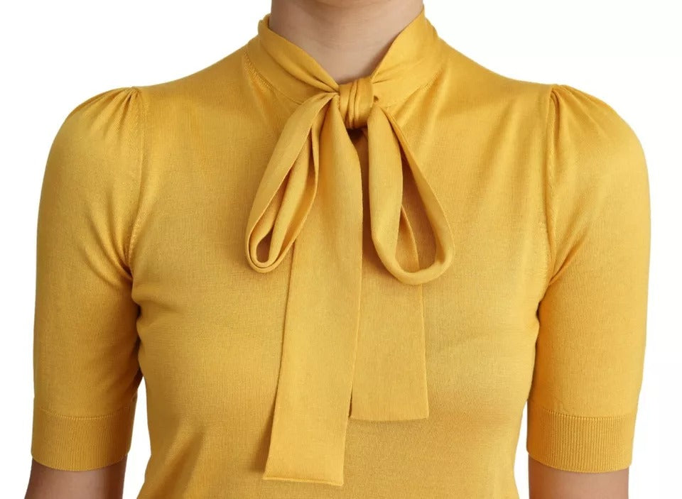 Gele zijden gebreide pullover top met ascotkraag