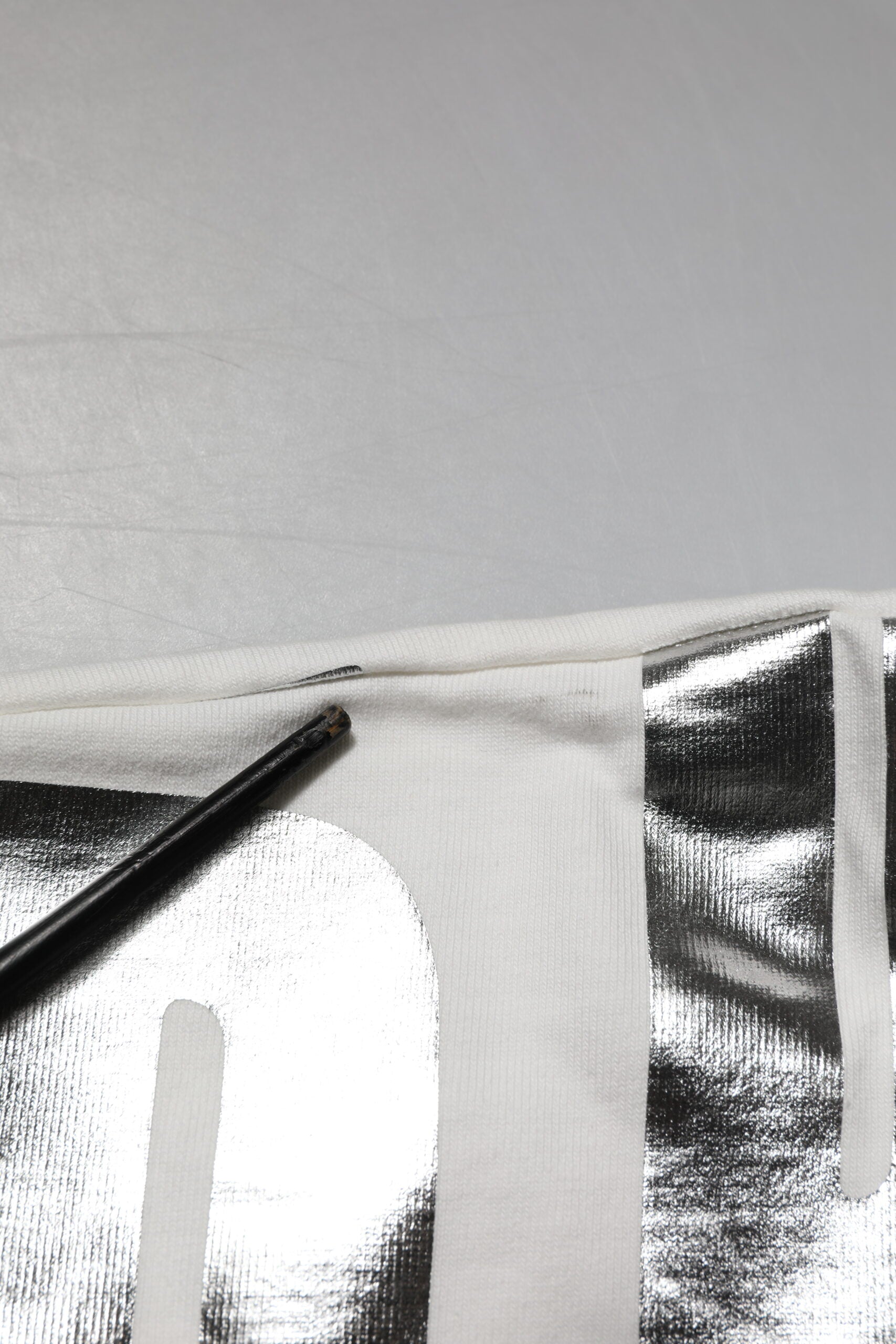 Wit katoenen T-shirt met ronde hals en metallic print