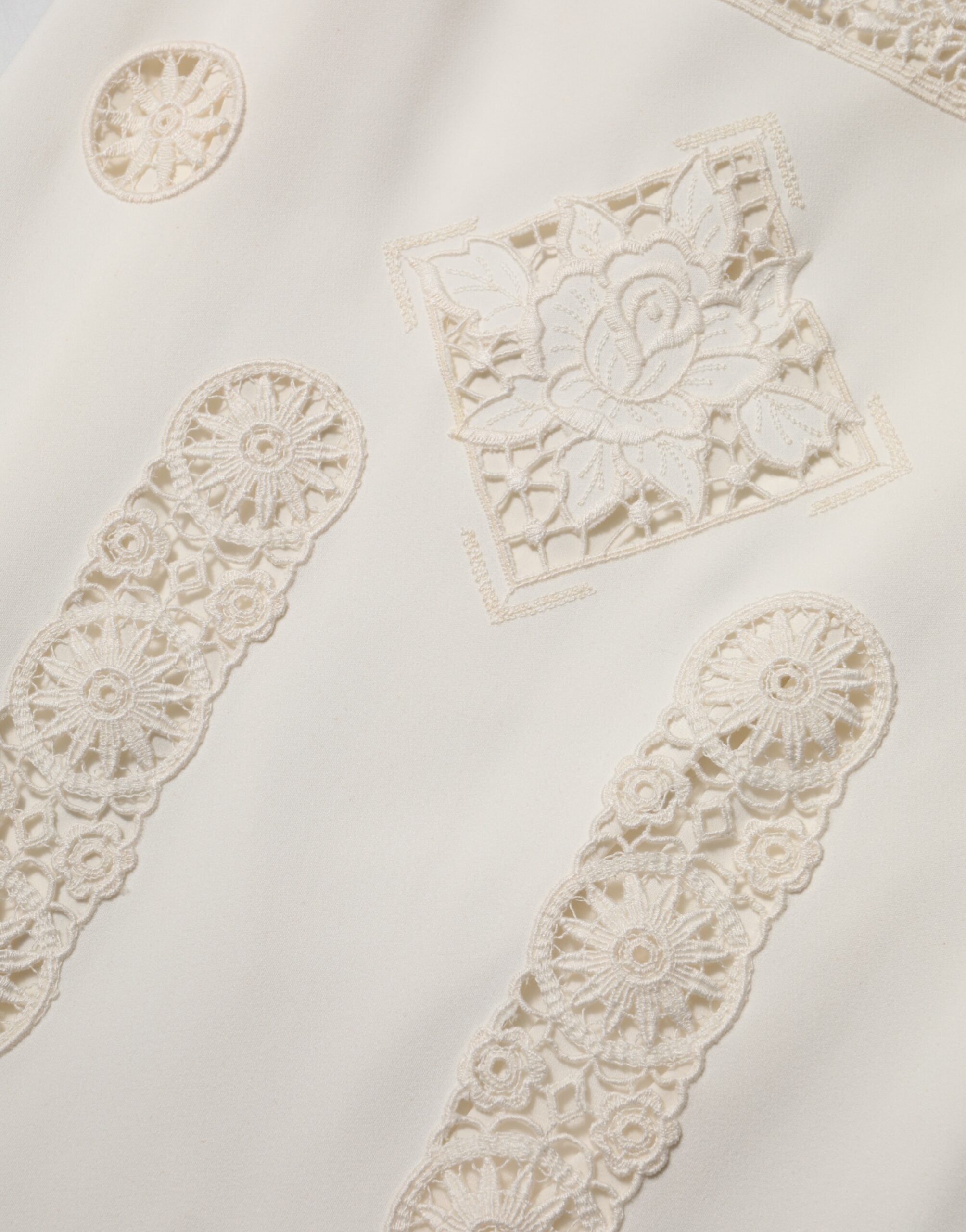 Witte mouwloze midi-jurk met bloemenkant
