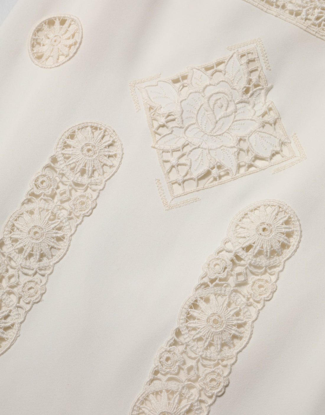 Witte mouwloze midi-jurk met bloemenkant