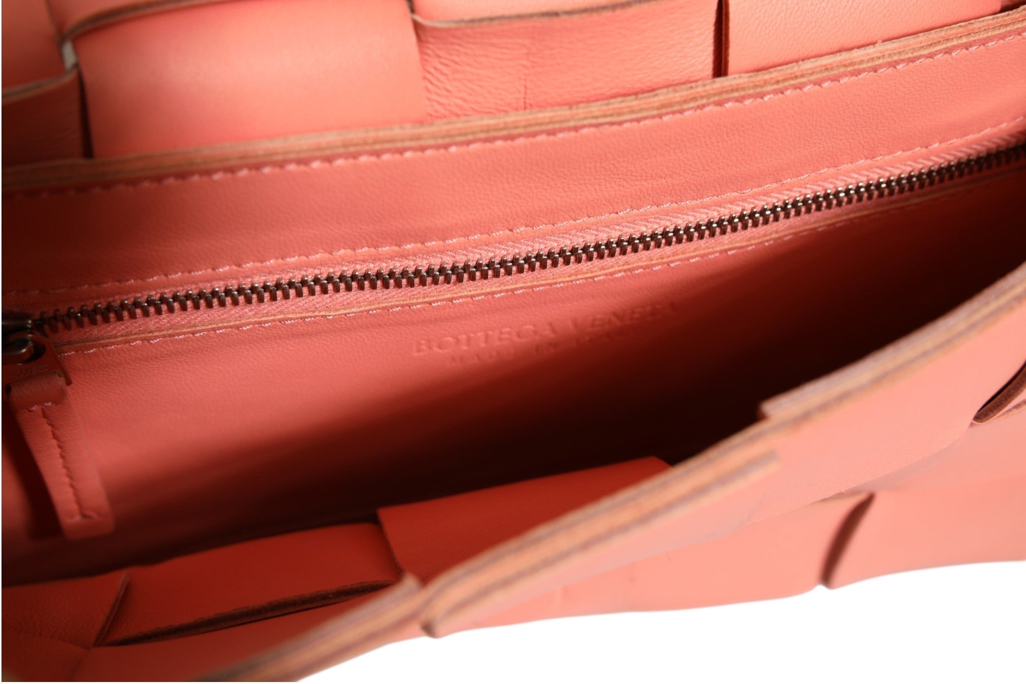 Bottega Veneta Lambskin Maxi Intrecciato Cassette Crossbody Bag - RIMODA