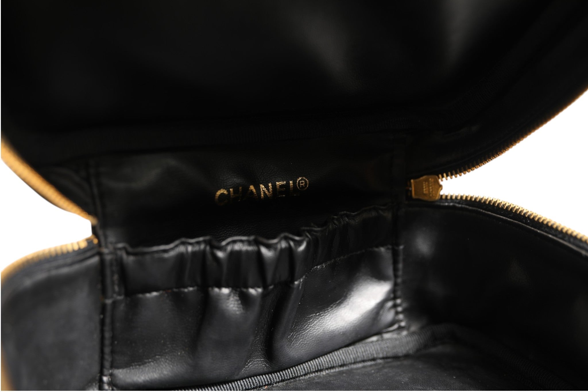 Chanel Black and gold makeup bag - RIMODA