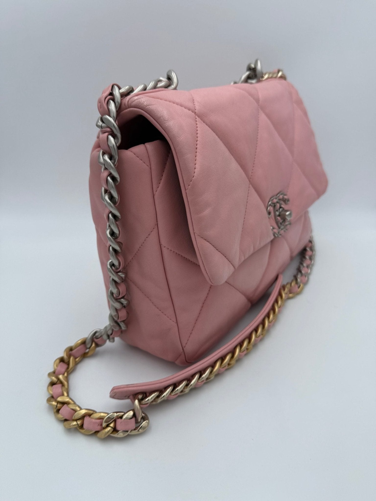 Chanel CHANEL 19 Medium Pink Handbag - RIMODA