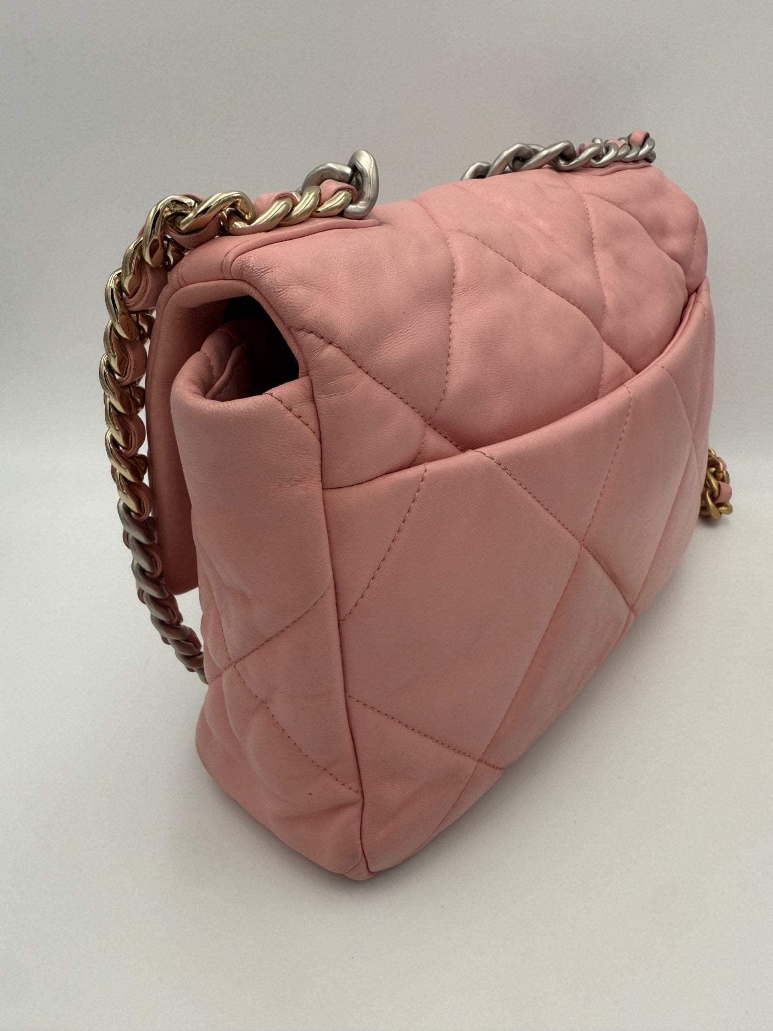 Chanel CHANEL 19 Medium Pink Handbag - RIMODA