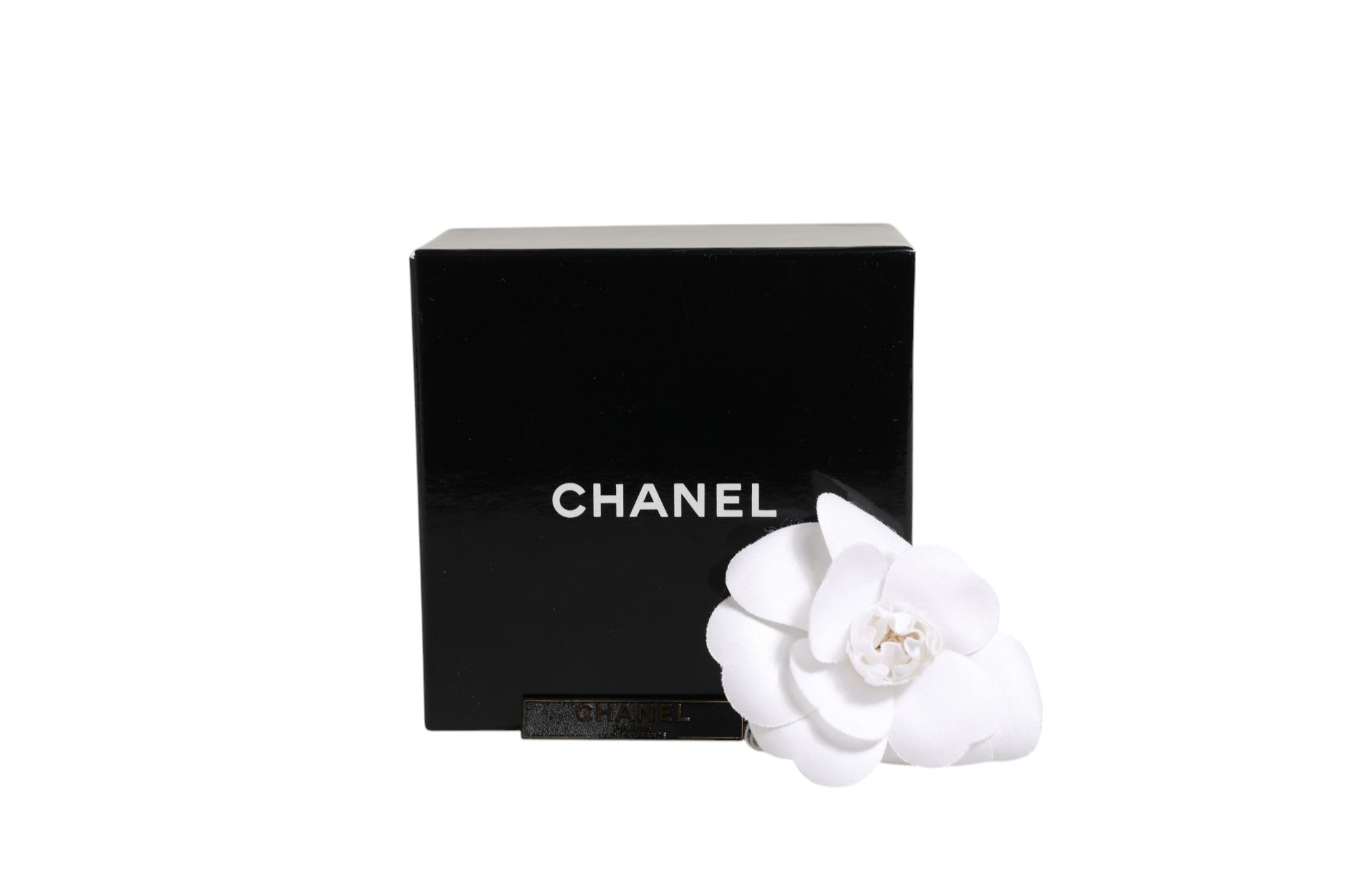 Chanel White flower Brooch - RIMODA