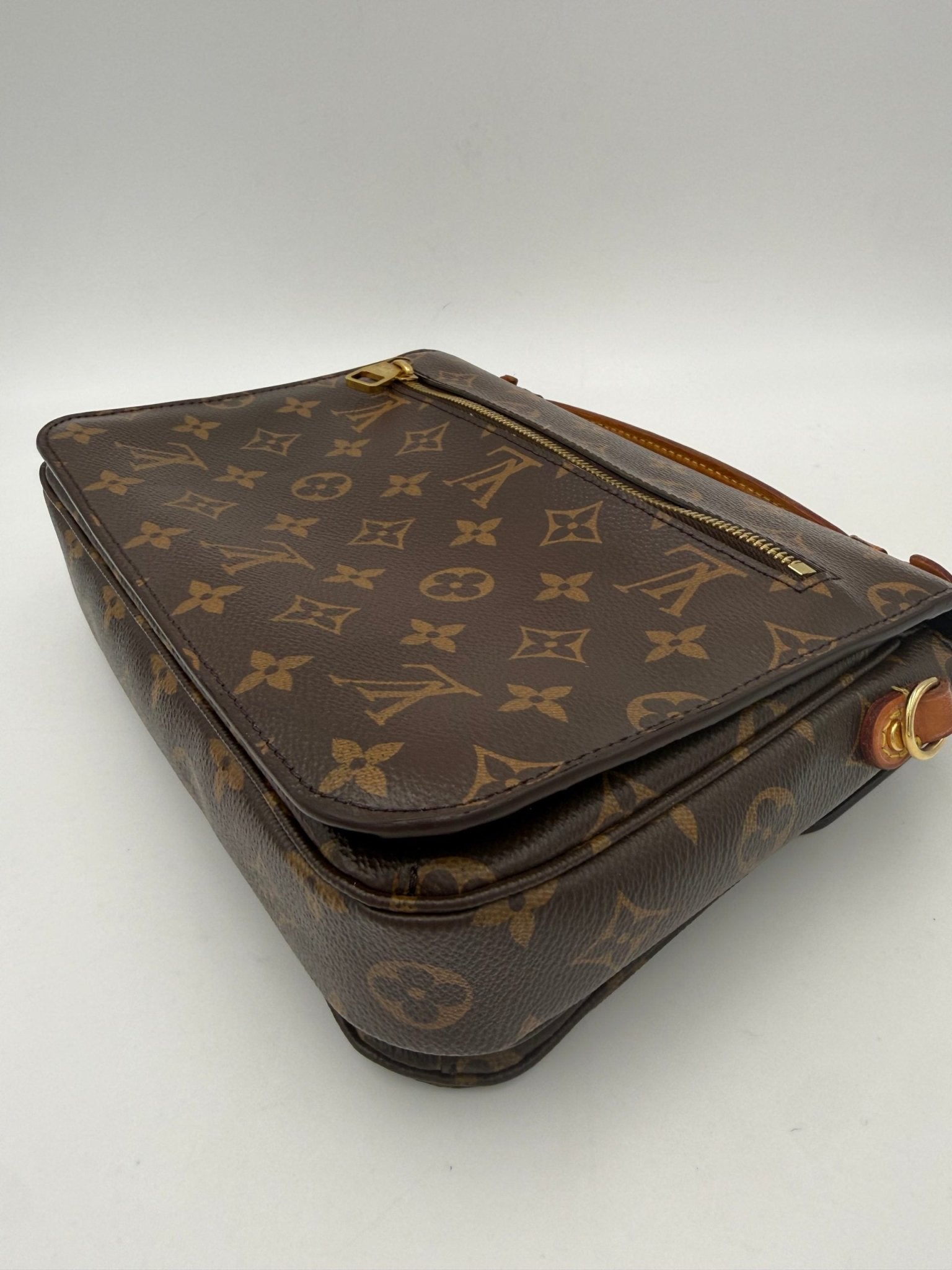 Louis Vuitton LOUIS VUITTON METIS Monogram Handbag - RIMODA
