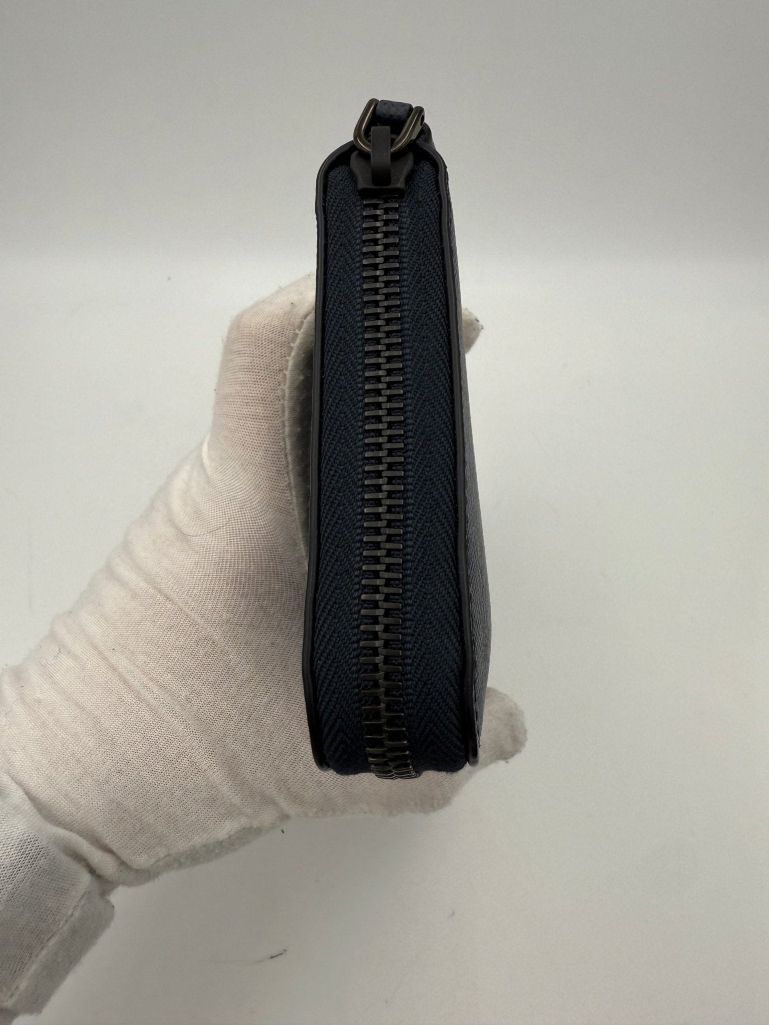 Prada PRADA Zip in Blue Saffiano Wallet - RIMODA