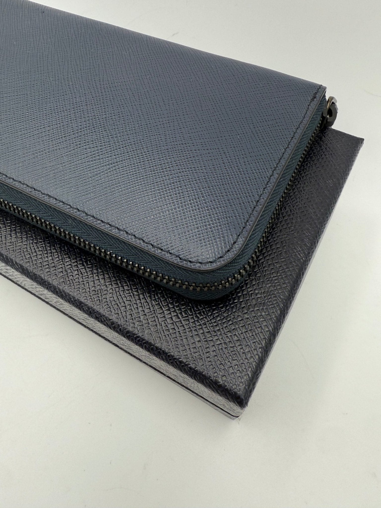Prada PRADA Zip in Blue Saffiano Wallet - RIMODA