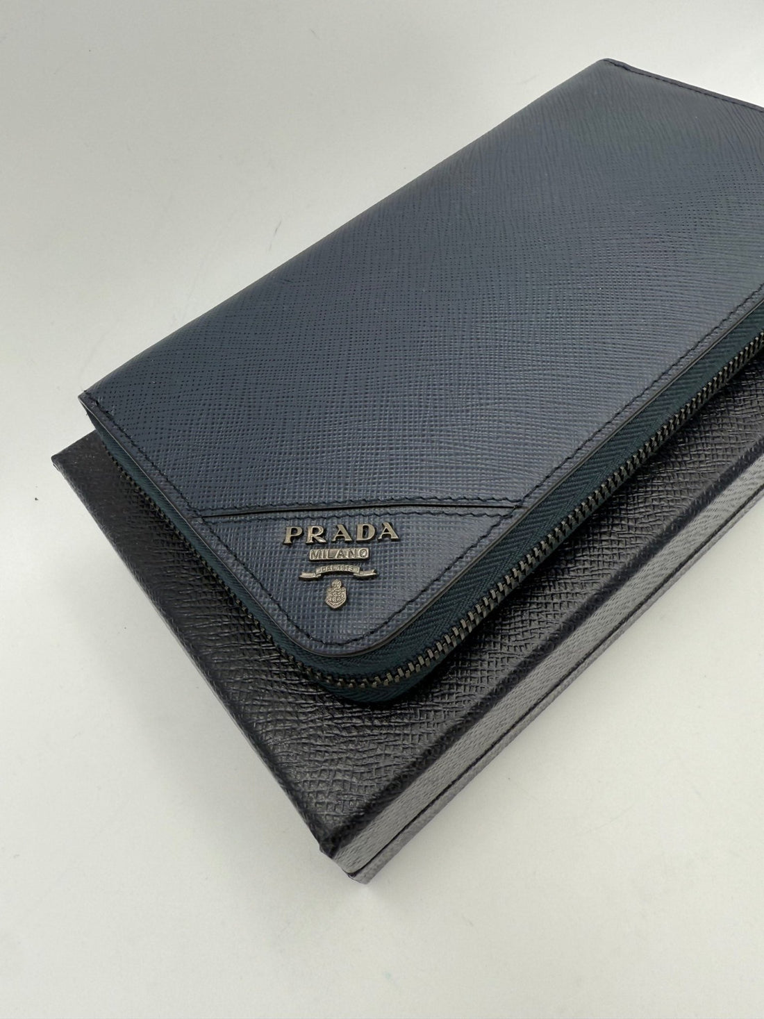 Prada PRADA Zip in Blue Saffiano Wallet - RIMODA