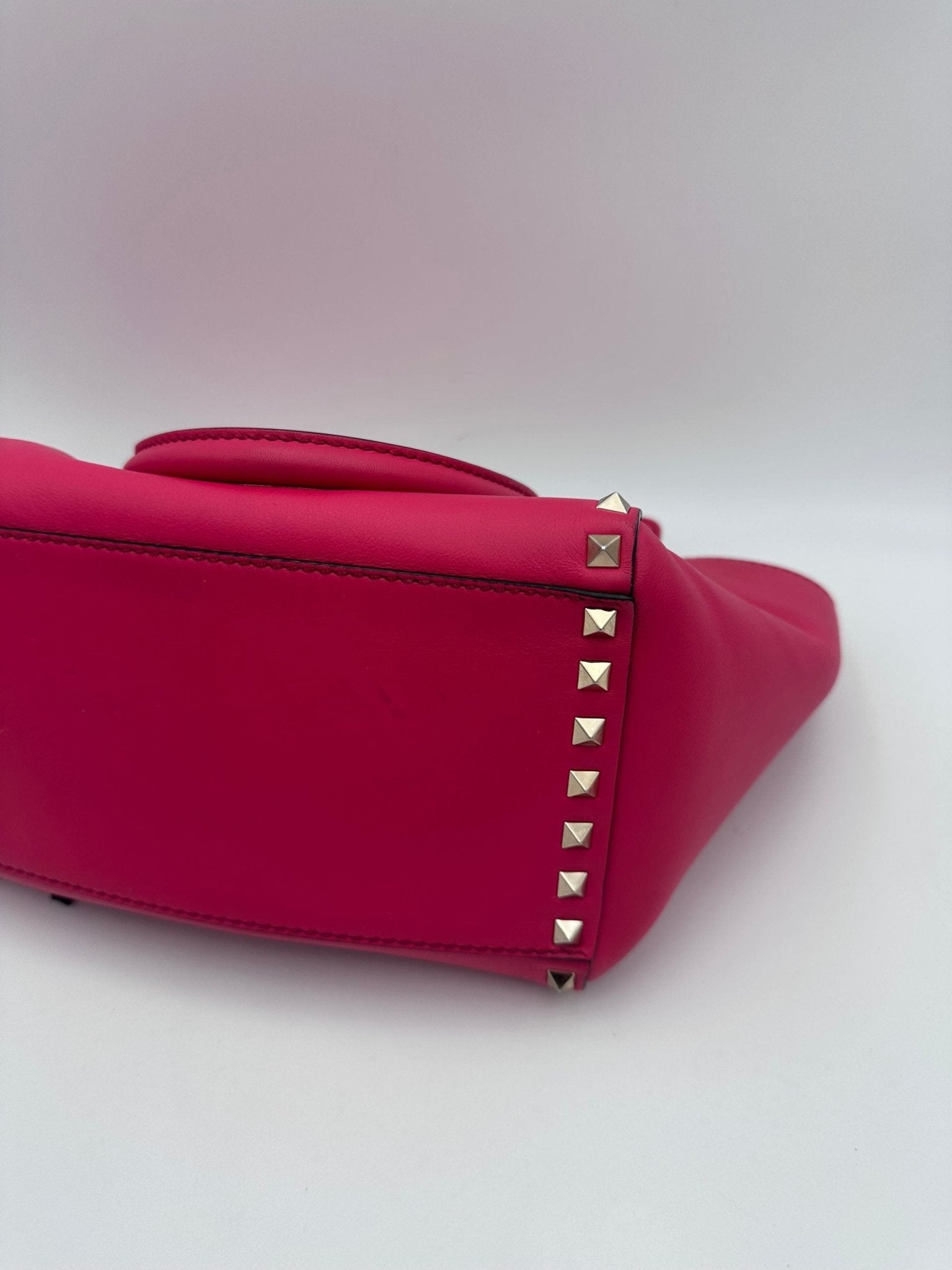 Valentino Garavani VALENTINO GARAVANI Rockstud Medium Pink Handbag - RIMODA