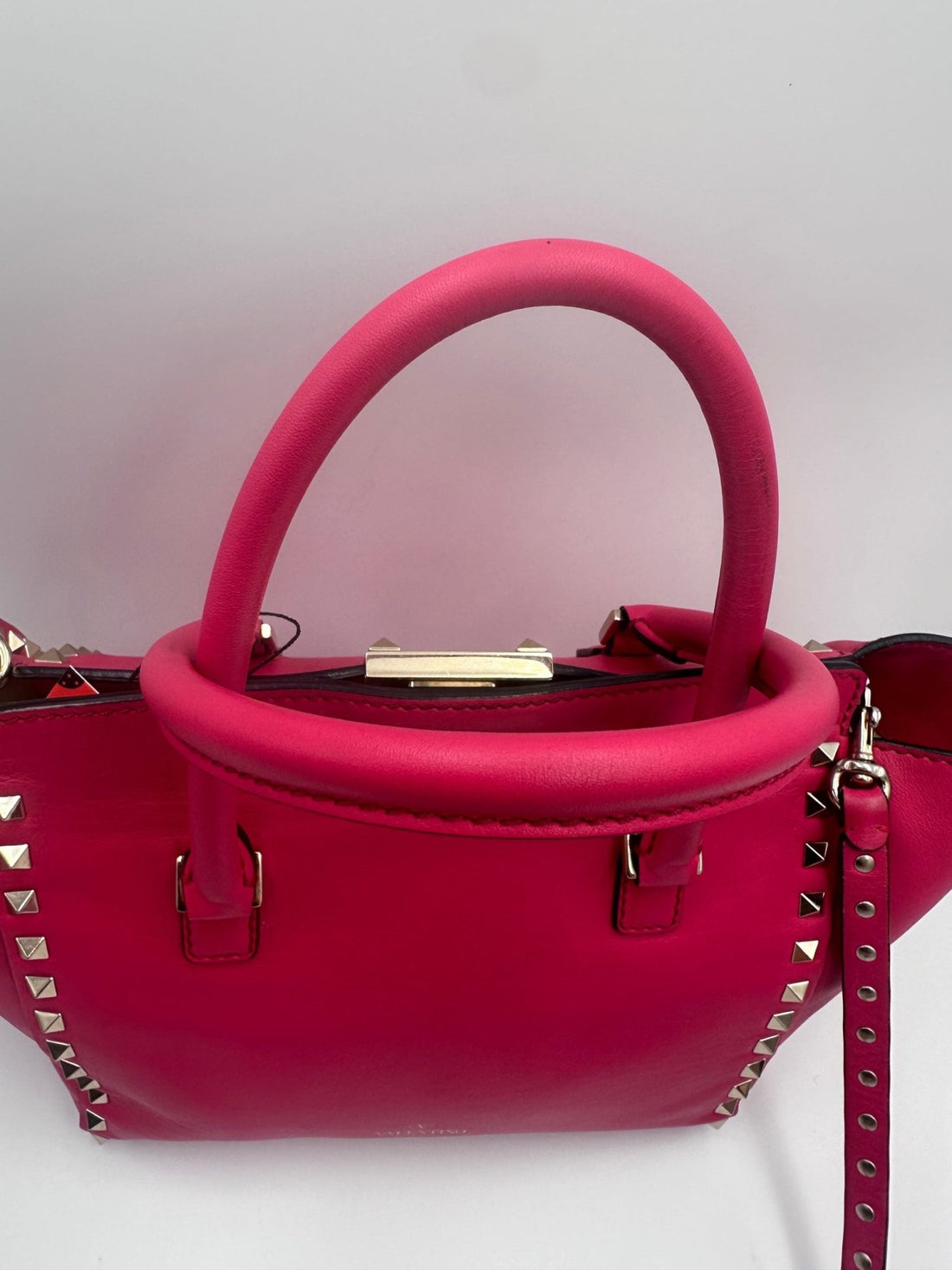 Valentino Garavani VALENTINO GARAVANI Rockstud Medium Pink Handbag - RIMODA