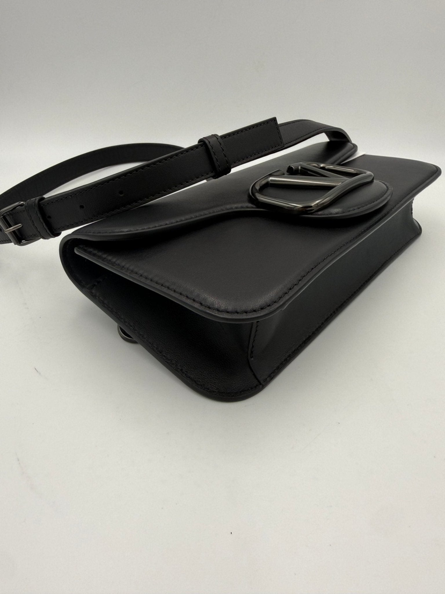 Valentino Garavani VALENTINO GARAVANI VLOGO Black Handbag - RIMODA