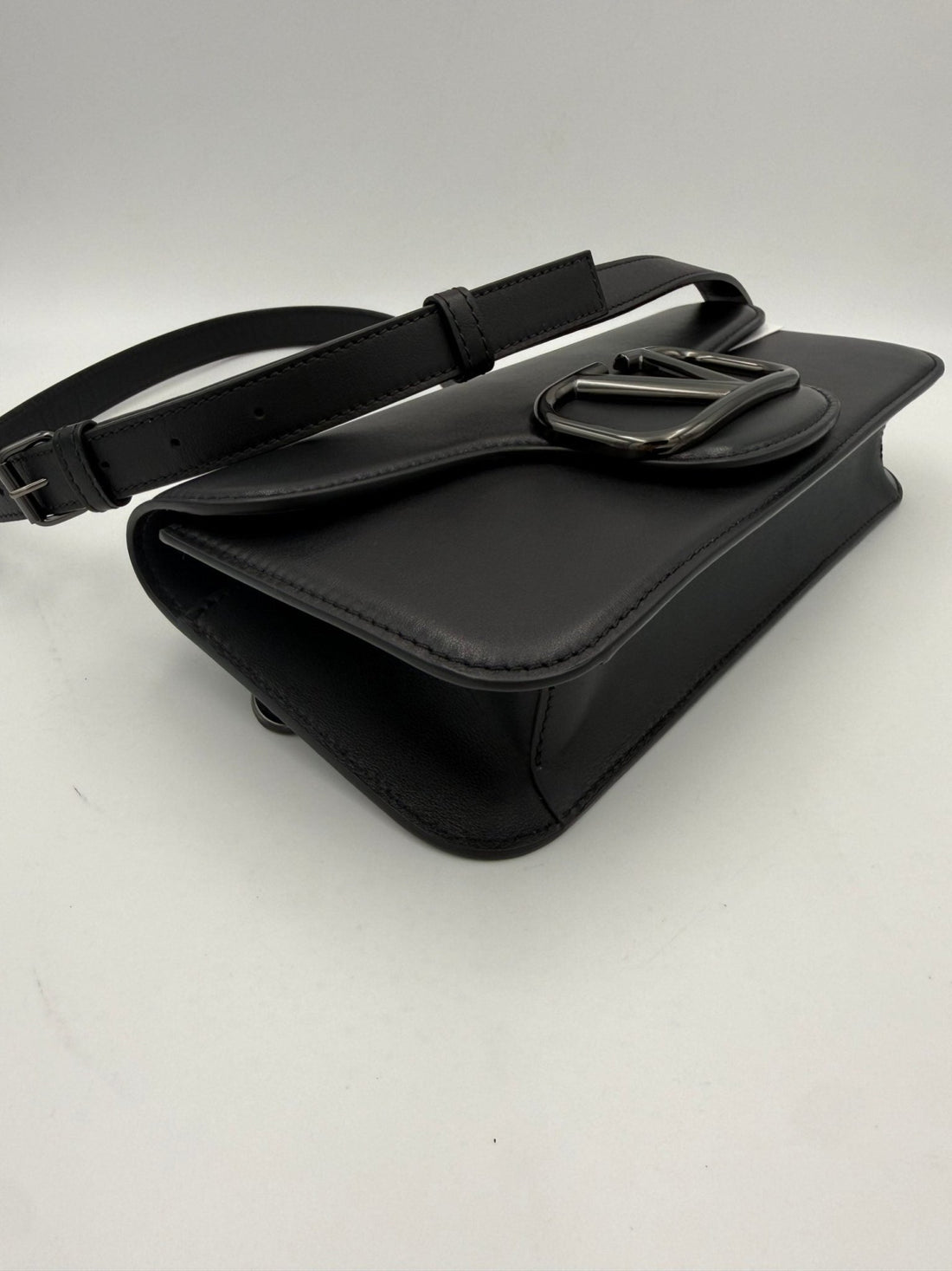 Valentino Garavani VALENTINO GARAVANI VLOGO Black Handbag - RIMODA